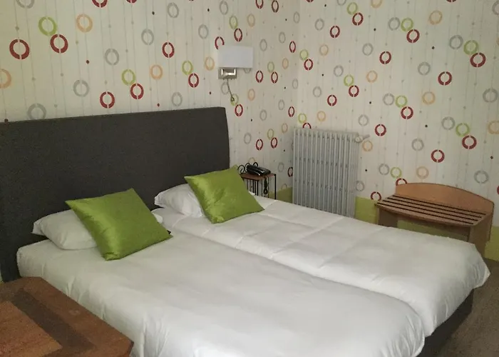 République Hotel 2*