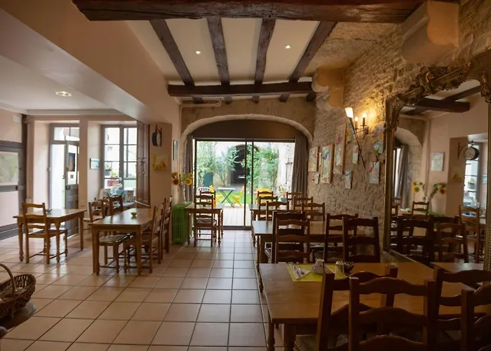 République Hotel 2*